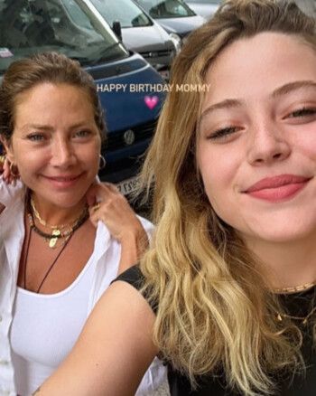 شاهد .. دهب ابنة سلافة معمار تحتفل بعيد ميلاد والدتها.. وجمالها يلفت الأنظار