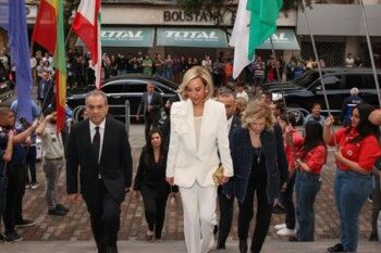 شاهد .. اللبنانية الأولى بتواضعها بين أبناء منطقتها "الشياح" .. من تحت الرماد نستطيع أن نخلق الحياة