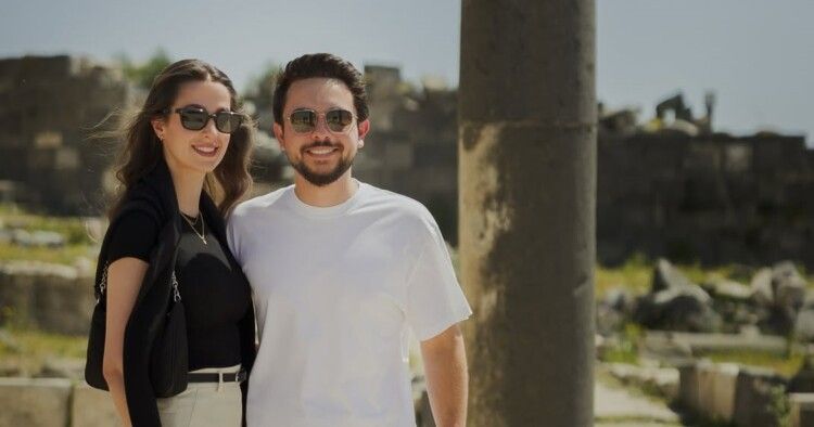 شاهد .. الأمير الحسين يحتفل بعيد ميلاد الأميرة رجوة: "الغالية أم الغالي"