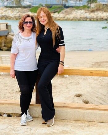 شاهد .. إلهام شاهين برفقة كارول سماحة على البحر في لبنان.. وتوجه لها رسالة خاصة