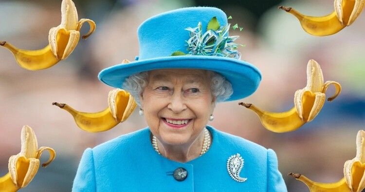 شاهد .. الملكة إليزابيث كانت تأكل الموز بطريقة غير معتادة وترفض التشبه بالقردة