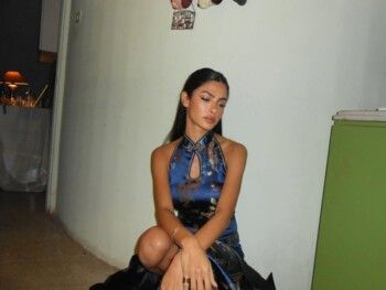 شاهد .. هدى المفتي تتألق بفستان ذات تصميم صيني مميز