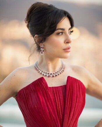 شاهد .. سارة أبي كنعان تحبس الانفاس بفستانها الاحمر من توقيع رامي قاضي و وسام فارس يتألق بعصرية