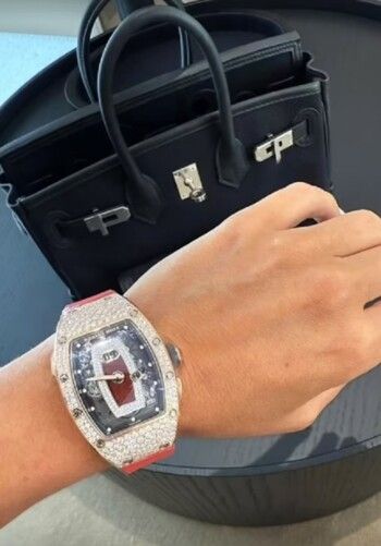 شاهد .. روكسي جاكينكو تستعرض ساعتها الجديد .. وسعرها يفوق التوقعات