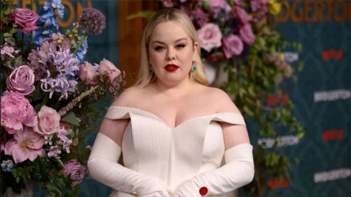 شاهد .. نيكولا كوجلان تتجاوز حدود الموضة في مهرجان كان السينمائي