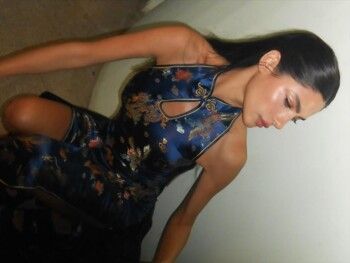 شاهد .. هدى المفتي تتألق بفستان ذات تصميم صيني مميز