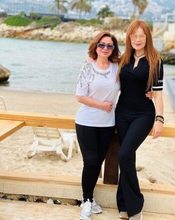 شاهد .. إلهام شاهين برفقة كارول سماحة على البحر في لبنان.. وتوجه لها رسالة خاصة