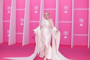 شاهد .. نيكولا كوجلان تتجاوز حدود الموضة في مهرجان كان السينمائي