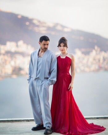 شاهد .. سارة أبي كنعان تحبس الانفاس بفستانها الاحمر من توقيع رامي قاضي و وسام فارس يتألق بعصرية