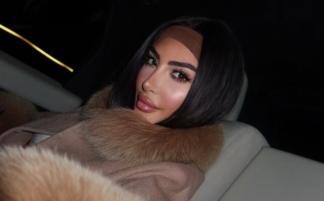 شاهد .. نور الغندور تضج أناقة وجمال في شوارع لندن وسعر خيالي لحقيبة يدها من Balenciaga