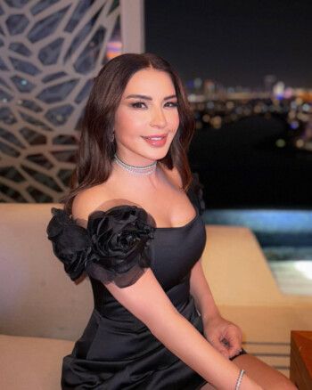 شاهد .. ماغي بو غصن تخطف الأنظار بفستان أسود قصير