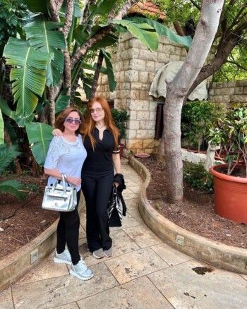 شاهد .. إلهام شاهين برفقة كارول سماحة على البحر في لبنان.. وتوجه لها رسالة خاصة