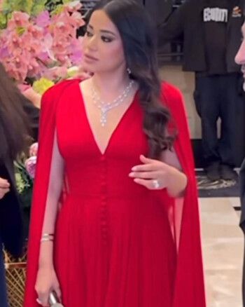 شاهد .. رحمة رياض تخطف الأنظار بالأحمر الناري في أميركا