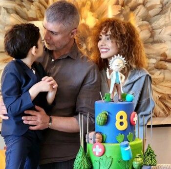 شاهد .. بأجواء عائلية لافتة.. أوزجان دينيز يحتفل بعيد ميلاد ابنه "كوزاي" برفقة زوجته الإيرانية