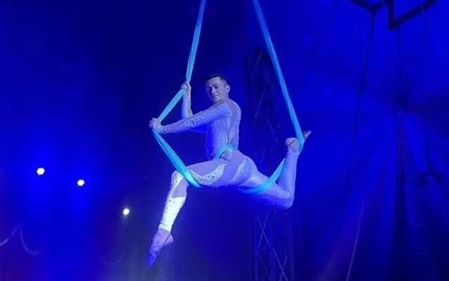 شاهد .. حادث سيرك مروّع : سقوط فنان من ارتفاع 20 قدمًا وسط ذهول الجمهور (فيديو)