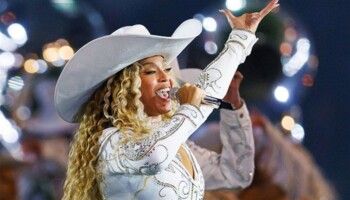 شاهد .. بيونسيه تخطف الأنظار مع إبنتها من حفلها في لوس أنجلوس