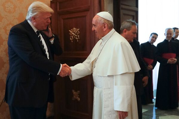 شاهد .. دونالد ترامب يريد أن يصبح بابا بعد رحيل البابا فرنسيس وهذا ما قاله