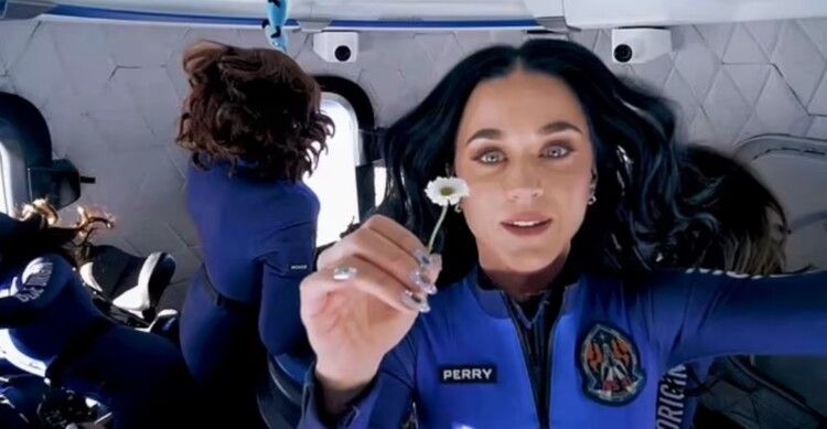 شاهد .. كاتي بيري تخرج عن صمتها وترد على منتقدي رحلتها الفضائية