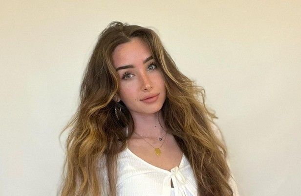 شاهد .. هنا الزاهد تخطف الأنظار بالأحمر في شوارع باريس