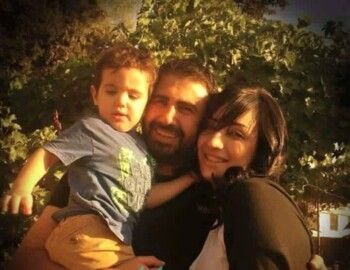 شاهد .. عائلته بعيدة جداً عن الأضواء.. إليكم أجمل صور خالد القيش مع زوجته وأولاده