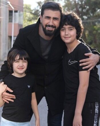 شاهد .. عائلته بعيدة جداً عن الأضواء.. إليكم أجمل صور خالد القيش مع زوجته وأولاده