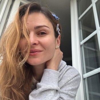 شاهد .. الشبه الكبير بين إبن مكسيم خليل ووالدته سوسن أرشيد يخطف الأنظار