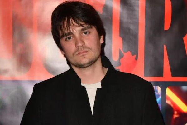 شاهد .. لهذه الغاية إختار إبن الممثل آلان ديلون إسم رومي لطفلته