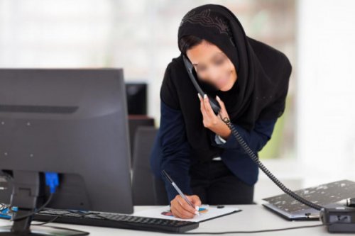 عقوبة لمس يد الموظفة في السعودية بدون إذنها.. تعرف عليها قبل أن تقع بالفخ