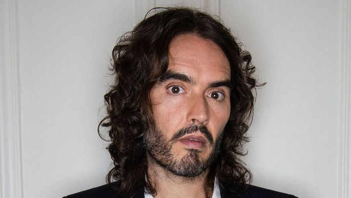 شاهد .. راسل براند أمام القضاء البريطاني اليوم بأولى جلسات محاكمته