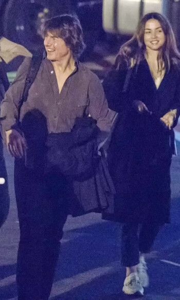 شاهد .. توم كروز وآنا آنا دي أرماس يعيشان قصة حب.. وصورهما معا تحدث تفاعلا واسعا!