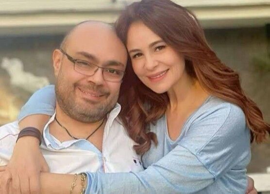 شاهد .. بالصور .. لحظة وصول كارول سماحة باكية إلى دفن زوجها