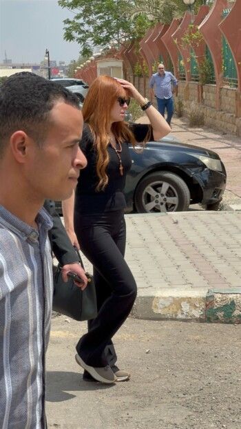 شاهد .. بالصور .. لحظة وصول كارول سماحة باكية إلى دفن زوجها