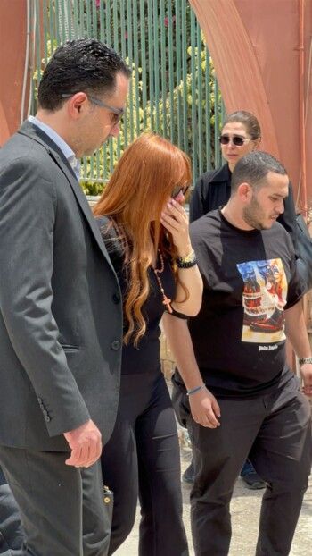 شاهد .. بالصور .. لحظة وصول كارول سماحة باكية إلى دفن زوجها