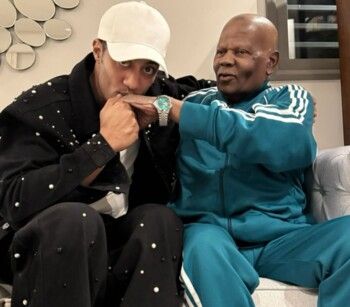 شاهد .. محمد رمضان يقبل يد والده ويوجه له رسالة مؤثرة