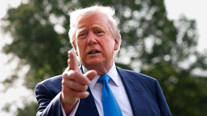 شاهد .. ترامب يتوج نفسه بابا الفاتيكان ويثير الجدل