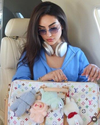 شاهد .. "لابوبو" دمية صغيرة تزين إطلالات المشاهير.. فما قصتها؟