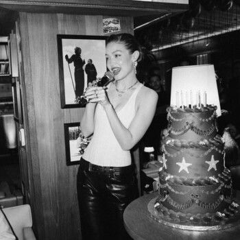 شاهد .. جيجي حديد تعبر عن حبها لـ برادلي كوبر.. وقبلة رومانسية تحدث ضجة!