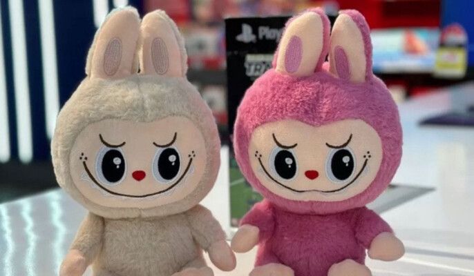 شاهد .. "لابوبو" دمية صغيرة تزين إطلالات المشاهير.. فما قصتها؟