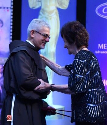 شاهد .. تكريم عازفة البيانو الدكتور مارسيل متى على مسيرة من العطاء الموسيقي