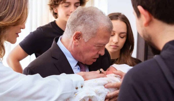 شاهد .. الملك عبد الله يلاعب حفيدته الأميرة إيمان بلحظات عفوية