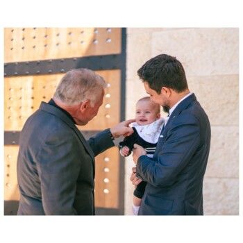 شاهد .. الملك عبد الله يلاعب حفيدته الأميرة إيمان بلحظات عفوية