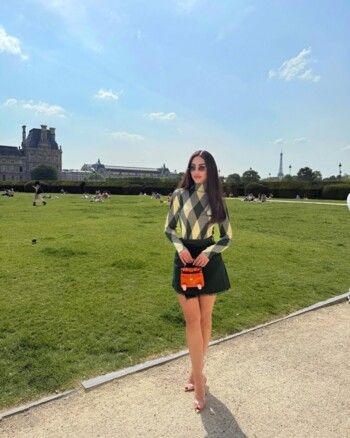 شاهد .. نور الغندور تتألق بلوك شيك من Burberry.. لن تصدقوا سعر حقيبة يدها اللطيفة من Hermes