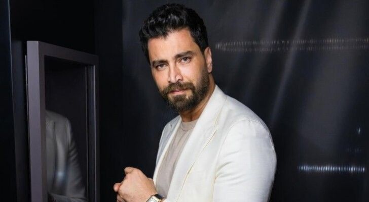 شاهد .. معتصم النهار يودع فصل الشتاء بمشهد عفوي مع إبنته