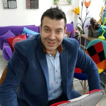 شاهد .. هل تذكرون هادي يونس صاحب أغنية " عم بحلم برفيقة " ؟ هكذا أصبح