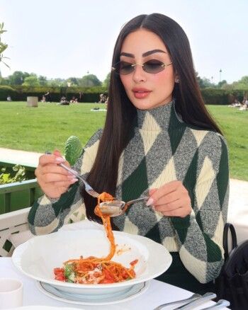 شاهد .. نور الغندور تتألق بلوك شيك من Burberry.. لن تصدقوا سعر حقيبة يدها اللطيفة من Hermes