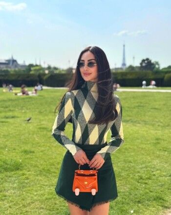 شاهد .. نور الغندور تتألق بلوك شيك من Burberry.. لن تصدقوا سعر حقيبة يدها اللطيفة من Hermes