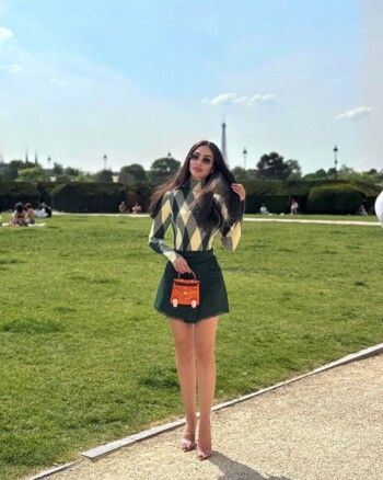 شاهد .. نور الغندور تتألق بلوك شيك من Burberry.. لن تصدقوا سعر حقيبة يدها اللطيفة من Hermes