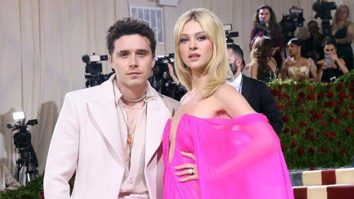 شاهد .. بروكلين بيكهام يواصل الابتعاد عن عائلته حتى في عيد والده