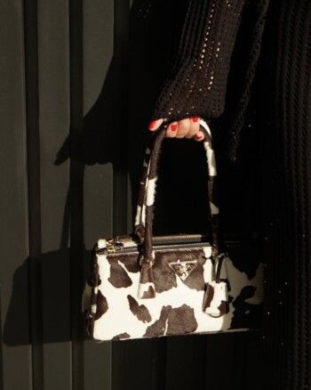 شاهد .. حقيبة يد سلمى أبو ضيف بنقشة البقرة من Prada..و سعرها مرتفع جداً