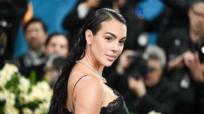 شاهد .. جورجينا رودريغيز تستوحي إطلالتها من الأميرة ديانا في أولى إطلالاتها في حفل الـ MET Gala